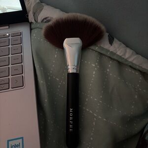 Morphe Fan Brush with Brown Bristles and Black Handle
